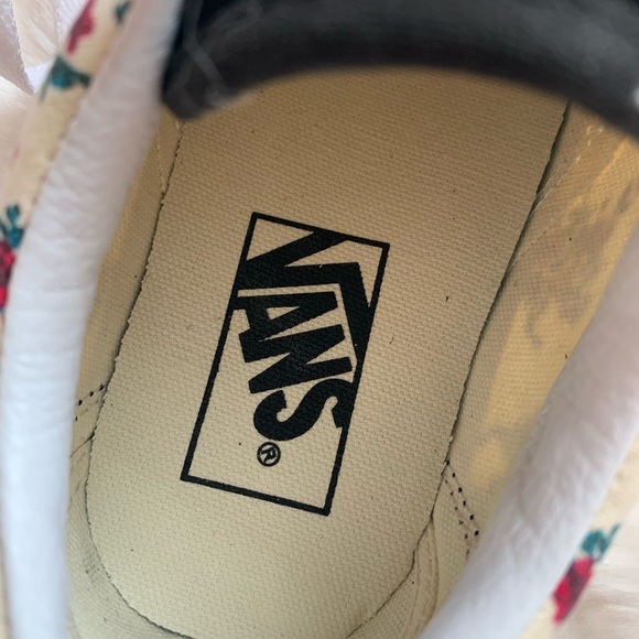 Vans Ditzy Floral White Old Skool Sneakers. Women size 6 & 6.5 & 7 - Picture 8 of 13